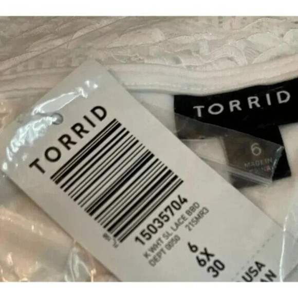 Torrid Plus 6 White Lace Lined V-NeckLine Front Button Detail Sleeveless Blouse - Picture 6 of 6